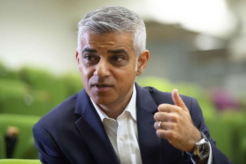 伦敦市长Sadiq Khan在访问伦敦Spotlight青年中心时，在录音室加入了有抱负的年轻音乐家。 （照片来自Victoria Jones / PA Images来自Getty Images）