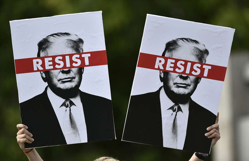 在美国总统唐纳德特朗普为期四天的英国访问的第三天，抗议者在苏格兰联合特朗普队于2018年7月14日在苏格兰爱丁堡的街道上游行前举行标语牌。  - 美国总统唐纳德特朗普结束了对英国为期四天的访问，他的首席执行官特蕾莎梅的脱欧战略在苏格兰度过了周末。 （摄影：NEIL HANNA /法新社）（图片来源应为NEIL HANNA / AFP / Getty Images）