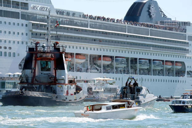 Slide 1 of 31：邮轮MSC Opera在2019年6月2日在意大利威尼斯的San Basilio码头失去控制并撞向一艘较小的旅游船.REUTERS / Manuel Silvestri TPX当天的图像