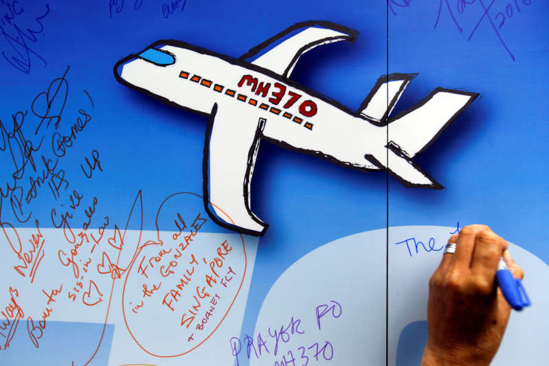 文件 - 在2016年3月6日的文件照片中，在马来西亚吉隆坡举行的命运多马的马来西亚航空公司370航班的纪念活动期间，祝福被写在希望的墙上。 （美联社照片/约书亚保罗，档案）
