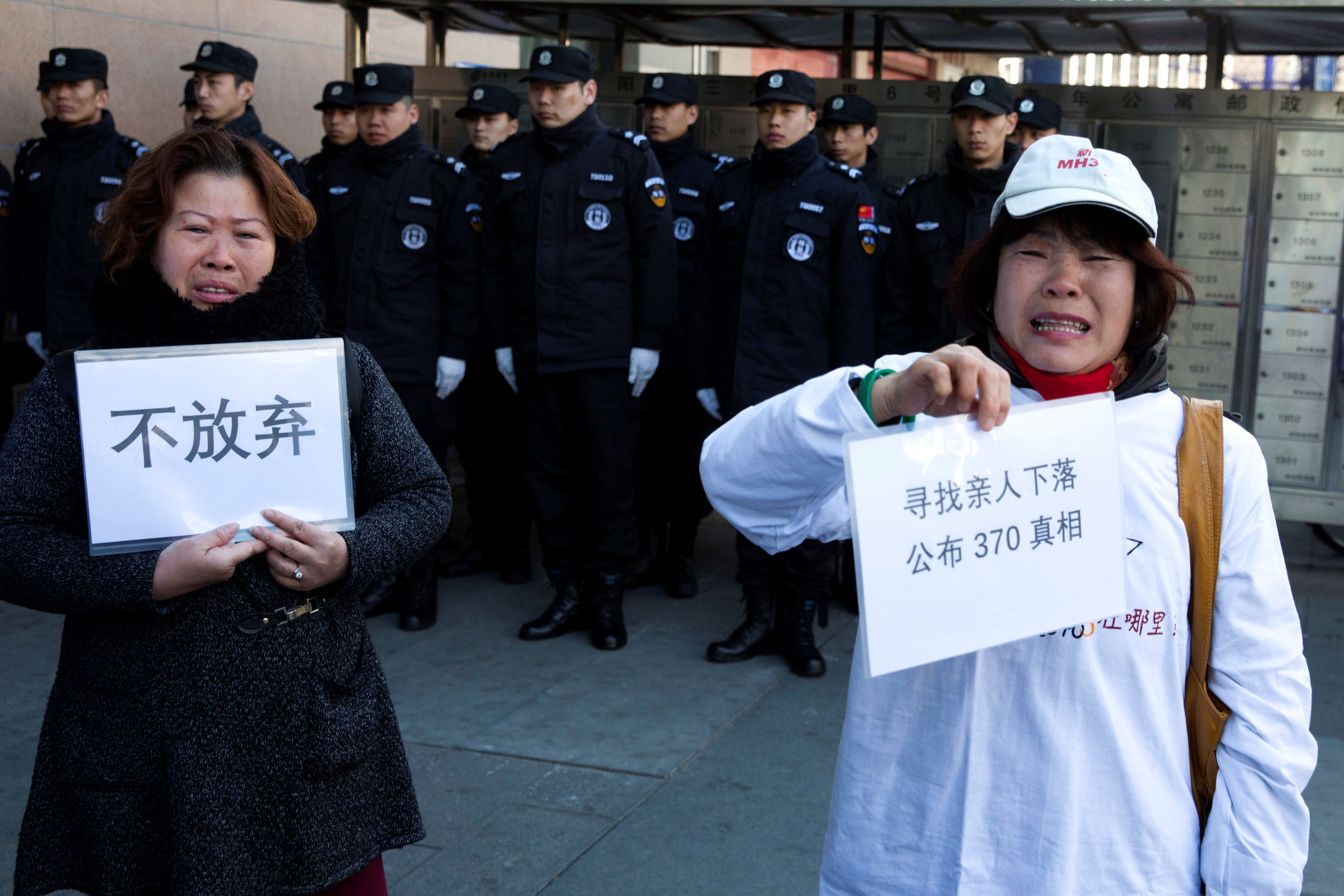 失踪的马来西亚航空公司370航班乘客的亲属要求中国政府继续搜索带有“不要放弃”字样的横幅（（AP Photo / Ng Han Guan））