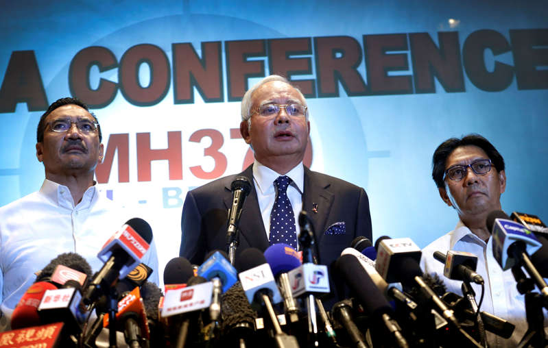 文件 -  2014年3月15日，马来西亚总理纳吉布·拉扎克，中心，交通运输部长希沙姆丁·侯赛因，以及马来西亚民航局局长阿扎鲁丁·阿卜杜勒·拉赫曼（右）发表声明（AP）照片/ Wong Maye-E，档案）