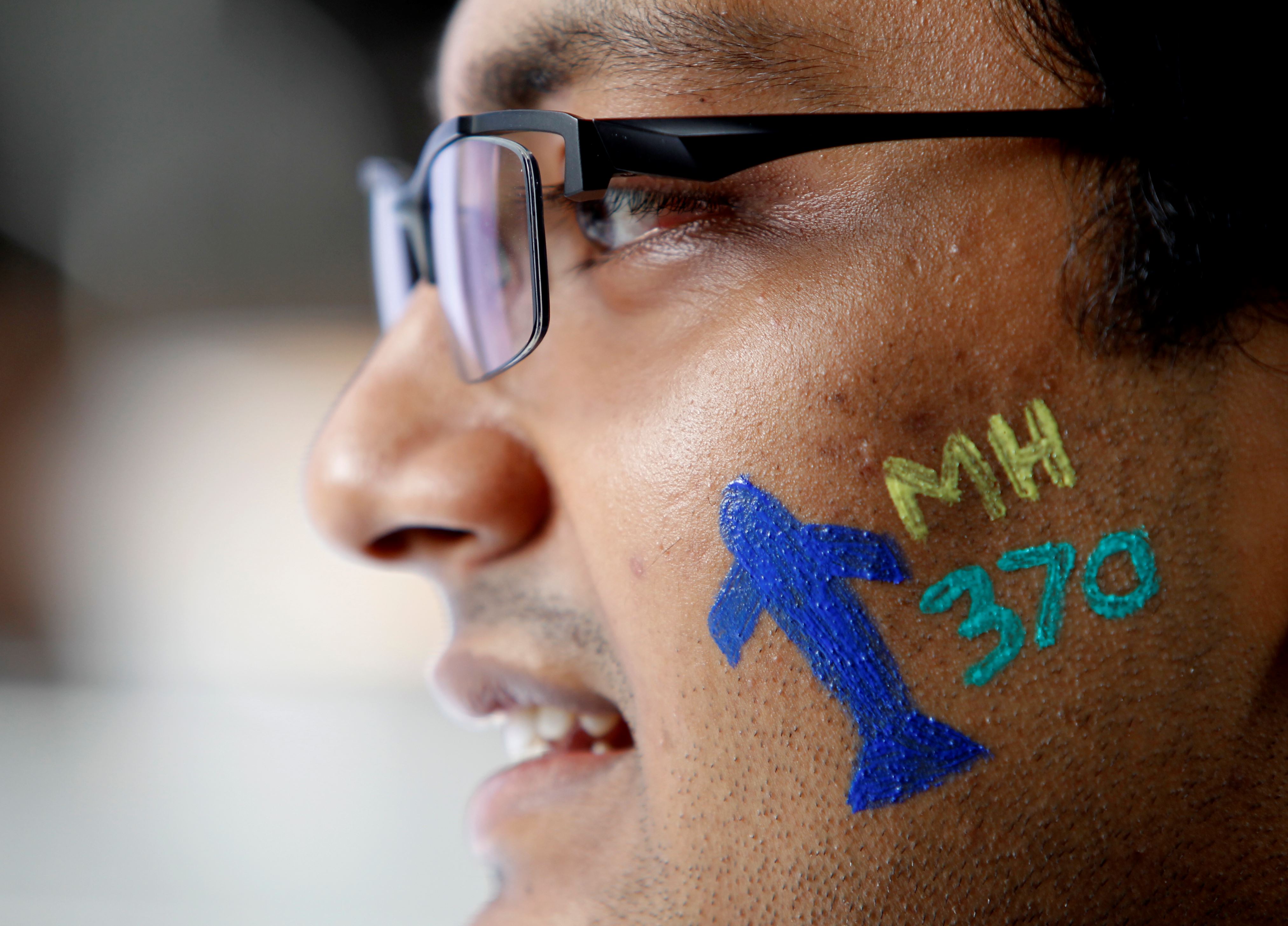 一名有着彩绘脸的男子参加2017年在吉隆坡举行的MH370纪念日活动。（美联社照片/ Daniel Chan，档案）