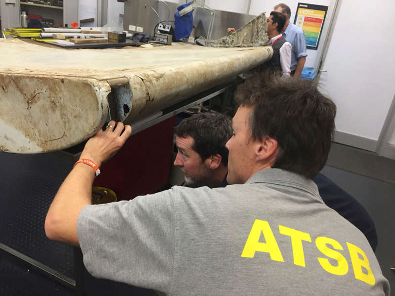 文件 - 今年七月。 20,2016，澳大利亚运输安全局（ATSB）发布的文件照片，工作人员在澳大利亚堪培拉的实验室检查了一块飞机残骸。 2016年6月，坦桑尼亚海岸Pemba岛上的居民发现了这个襟翼，官员此前表示很可能来自MH370航班。 虽然搜索人员花费数年时间在印度洋的一片遥远的地方为失踪的马来西亚航空公司370号航班徒劳无功，但是人们在海洋另一边的海滩上徘徊，开始发现冲上岸的碎片。 这些文章提供了重要信息，并提出了一些问题，即马来西亚，澳大利亚和中国 - 他们是否为寻找水下残骸提供资金 - 因未能组织沿海搜索飞机零件而错失了重要机遇。 （ATSB通过AP，文件）