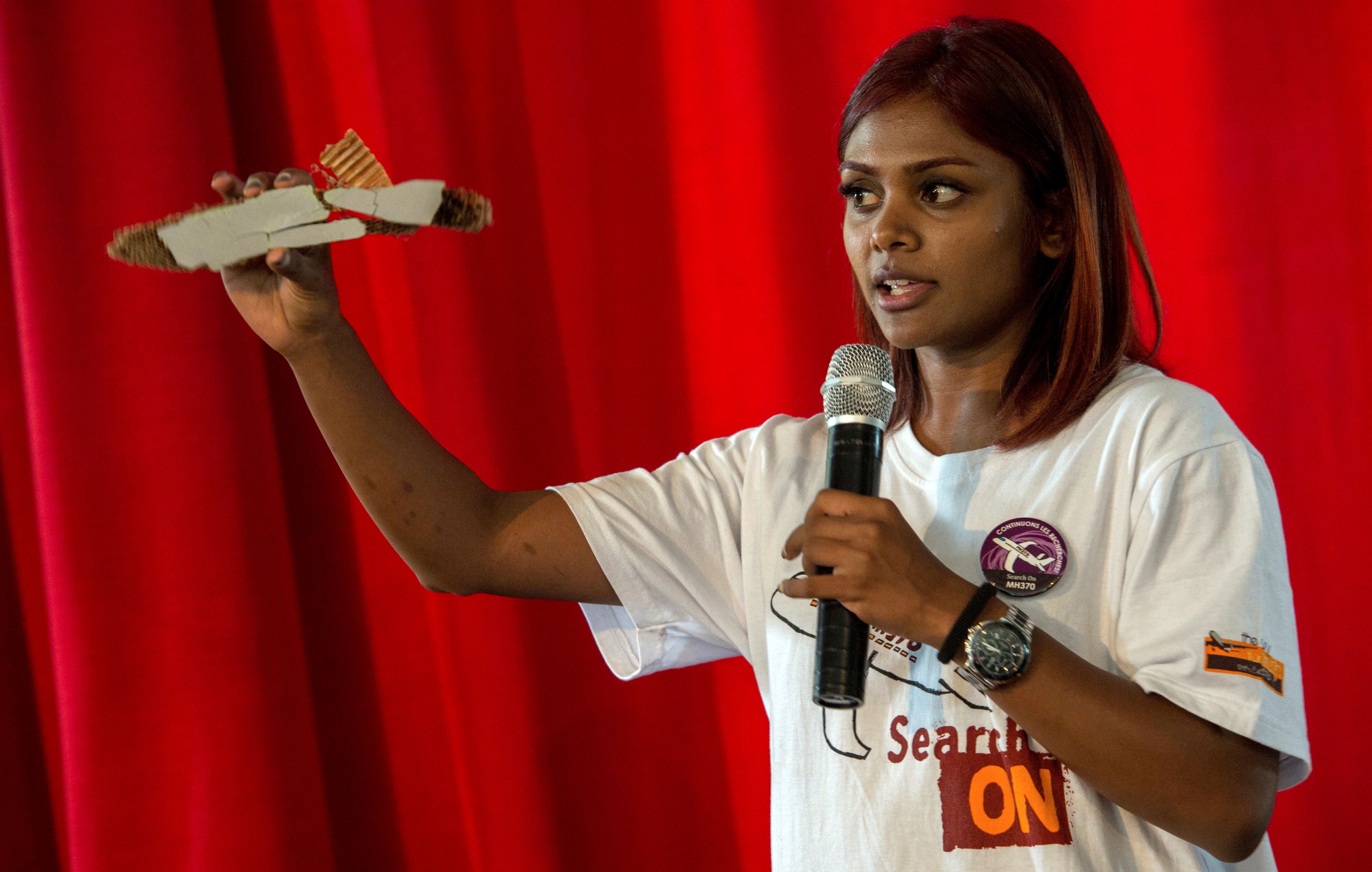 马来西亚的Grace Nathan，其母亲在马来西亚MH370航班上登机，展示了2016年12月5日星期一在马达加斯加塔那那利佛举行的媒体会议上碎片的样子。（美联社照片/ Alexander Joe）