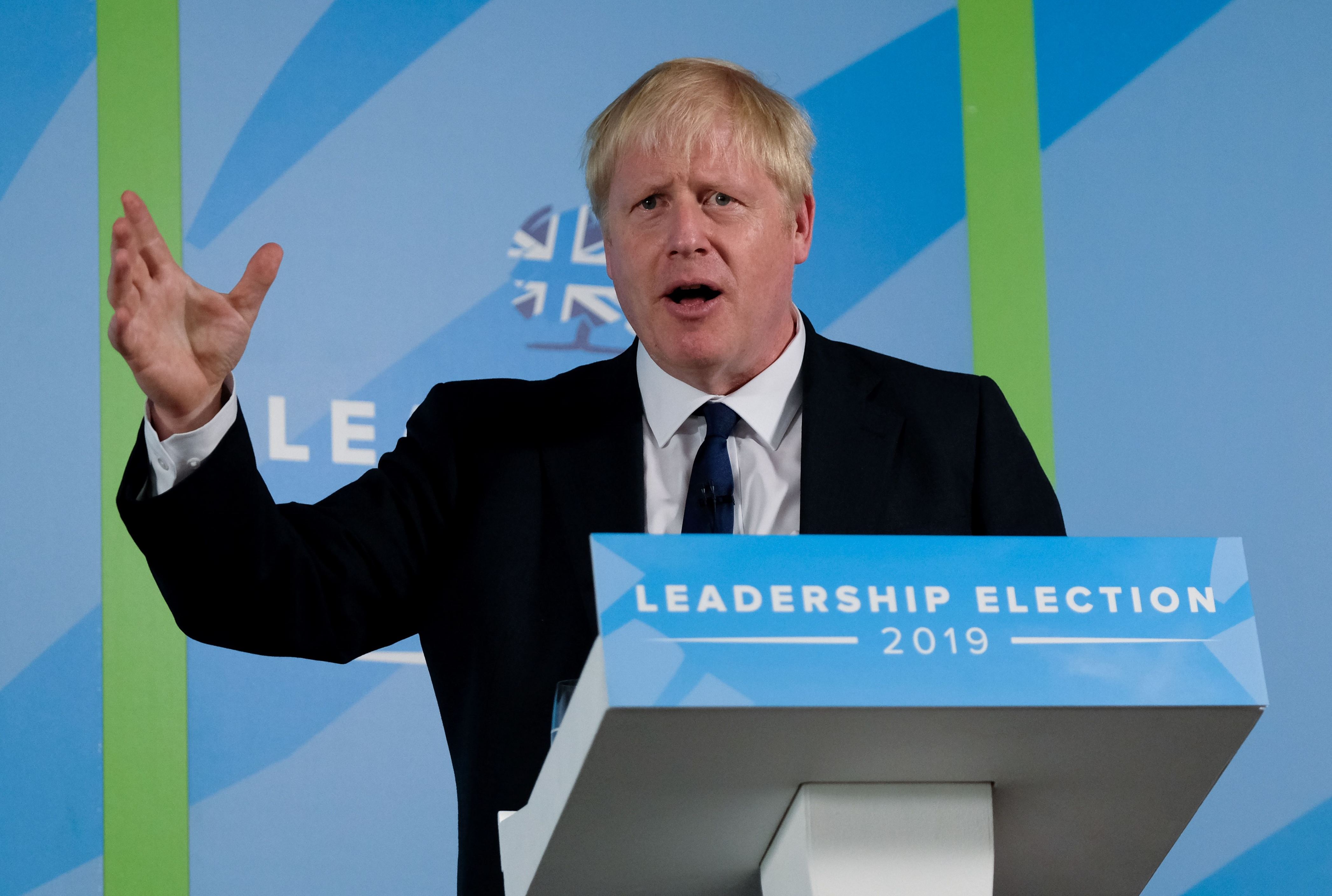 保守党议员和领导者竞争者鲍里斯·约翰逊于2019年6月29日参加了英格兰西北部卡莱尔举行的保守党派罢工活动。 - 英国的领导力竞赛正在两个竞争者进行为期一个月的全国巡回演出，他们将分别试图联系向基层保守党提出申请成为总理。 （摄影：Ian Forsyth / POOL / AFP）（照片来源应为IAN FORSYTH / AFP / Getty Images）