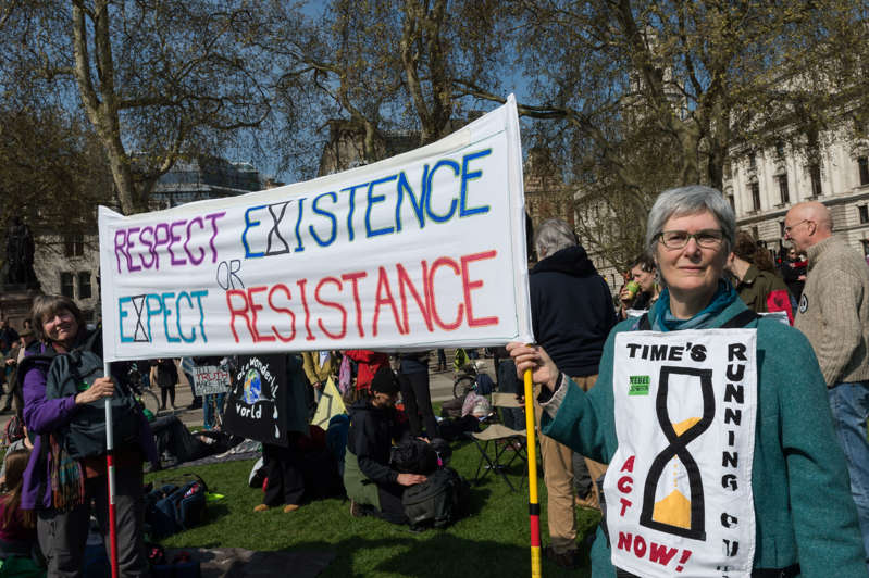 来自灭绝叛乱的环保活动家在议会广场举行了一天的行动，展示了各种各样的旗帜和旗帜，要求建立公民大会，以便为英国在2025年4月15日成为碳中立提出有效途径，伦敦，英国。 抗议活动是全球80多个城市举行的全球“国际叛乱”运动的一部分，呼吁政府在面对气候变化和生态崩溃时采取果断行动，以避免在不久的将来濒临灭绝的可能性。 （照片来自WIktor Szymanowicz / NurPhoto来自Getty Images）