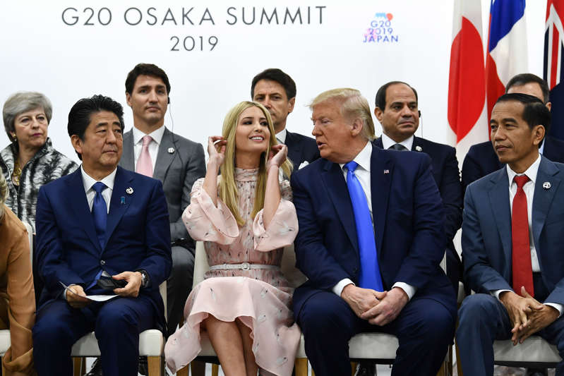 （前LR）日本首相安倍晋三，美国总统伊万卡特朗普，美国总统唐纳德特朗普和印度尼西亚总统乔科维多多的顾问出席了2019年6月29日在大阪举行的20国集团首脑会议上赋予妇女权力的活动。