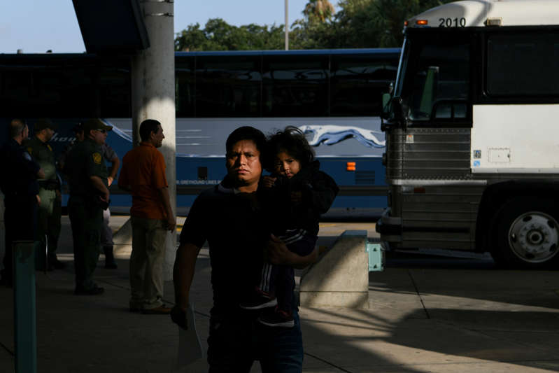 寻求庇护的移民家庭于2019年6月28日在美国德克萨斯州麦卡伦的一个公共汽车站被联邦拘留所释放。