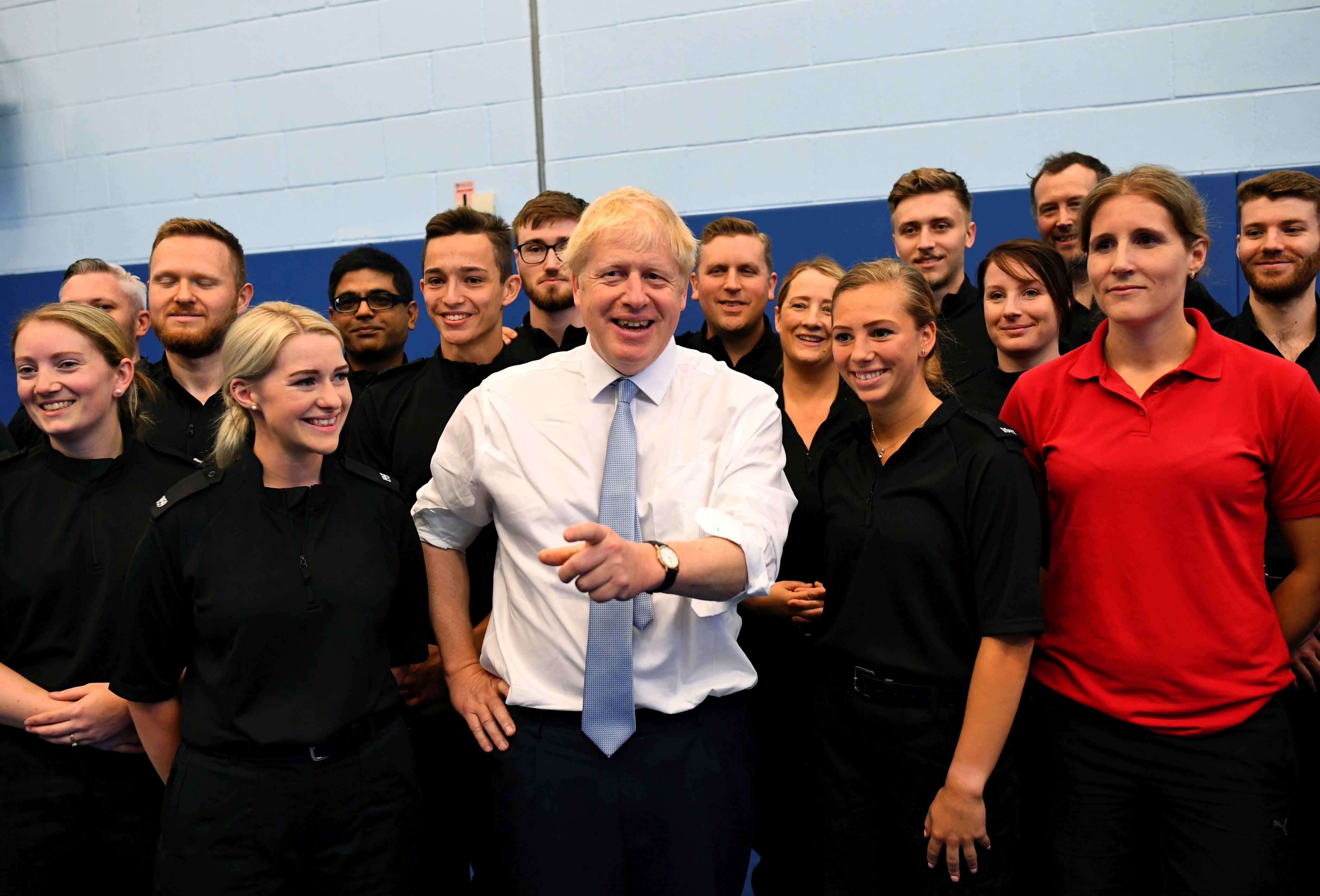 保守党国会议员和领导竞争者鲍里斯·约翰逊（左）于2019年7月3日访问伦敦西部雷丁的泰晤士河谷警察培训中心时拍照。（照片来自DYLAN MARTINEZ / POOL / AFP）阅读DYLAN MARTINEZ / AFP / Getty Images）