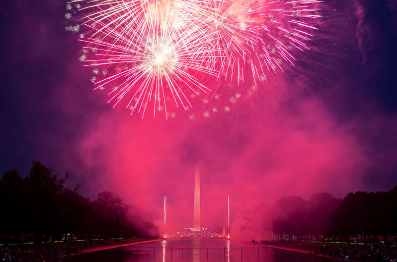 华盛顿特区 -  7月4日：烟花照亮国家广场在庆祝独立日在华盛顿特区，在2018年7月4日。（照片由卡拉凯斯勒/华盛顿邮报通过盖蒂图像）