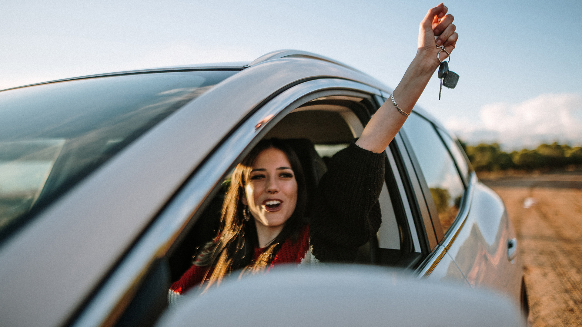 Девушка из машины. Девушка подвозит парня на машине. Женщина на пассажирском сидении. Подвозить на машине девушку. Подвозить на машине девушку.