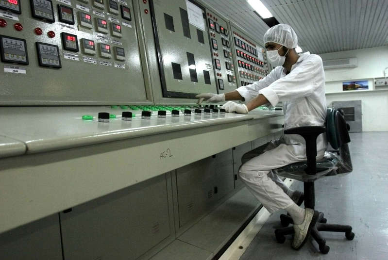 文件 - 在2007年2月3日的档案照片中，一名伊朗技术人员在伊朗伊斯法罕市外的铀转换设施工作，距离首都德黑兰以南255英里（410公里）。 在2019年6月17日星期一，伊朗表示将在未来10天内打破德黑兰与世界大国达成的核协议所规定的铀库存限制。 （美联社照片/ Vahid Salemi，档案）