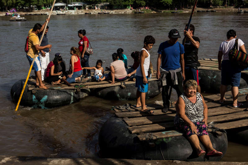 2014年6月25日星期二，危地马拉Tecun Uman的乘客乘坐筏子穿过苏伊泰尔河到达墨西哥。墨西哥总统安德烈斯·曼努埃尔·洛佩斯·奥夫拉多尔表示，加强移民控制措施的重点是“更多”边界。 （美联社照片/ Oliver de Ros）