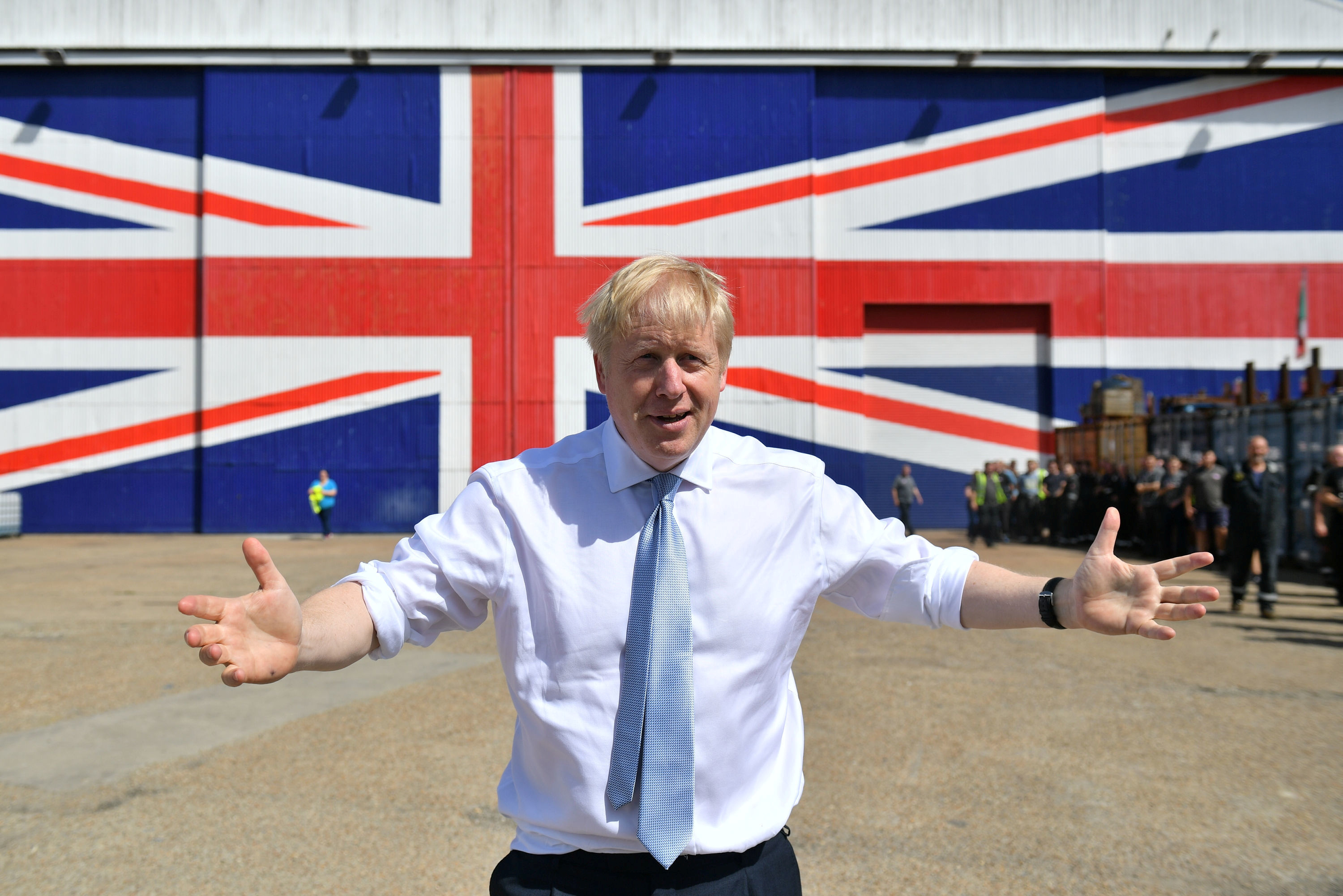 保守党领袖候选人鲍里斯·约翰逊于2019年6月27日访问英国怀特岛时，在Venture Quay的怀特船厂公司拍照留念。多米尼克·利辛斯基/泳池通过路透社