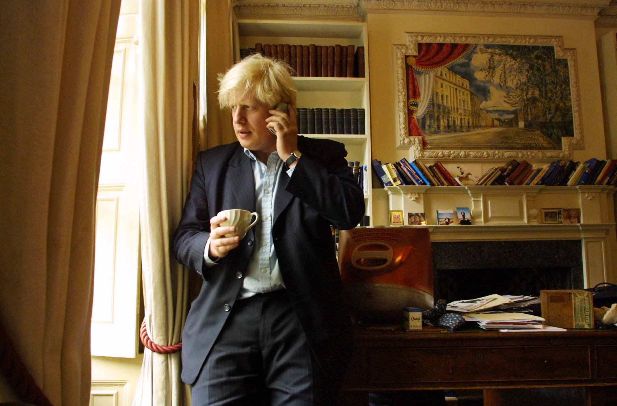 第2页，共22页：鲍里斯约翰逊。 The Spectator的编辑在他的办公室。 2003年6月6日