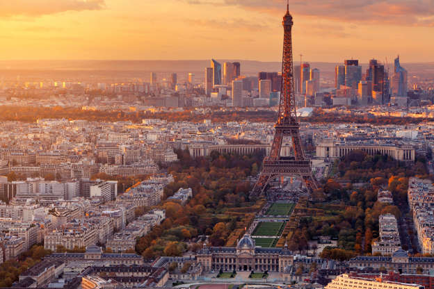 슬라이드 4/14: The Eiffel Tower is in view at dusk in Paris from Montparnasse.