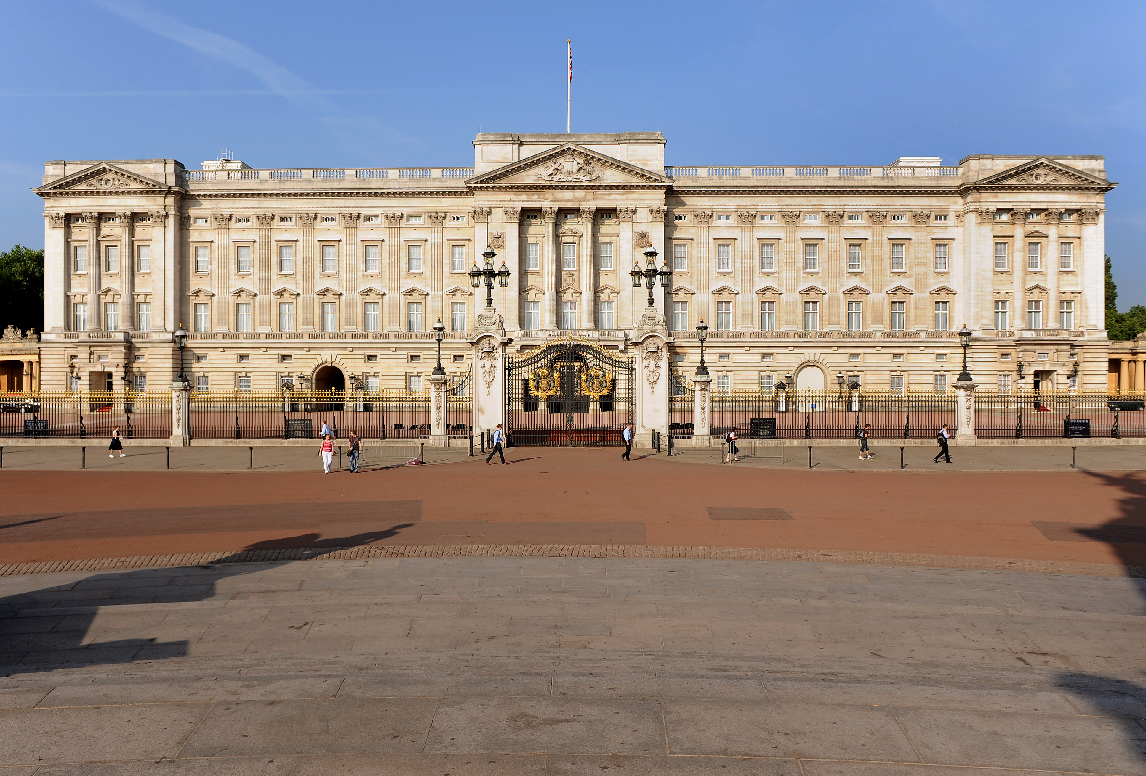 Man 22 Arrested After Climbing Buckingham Palace Fence At 2am