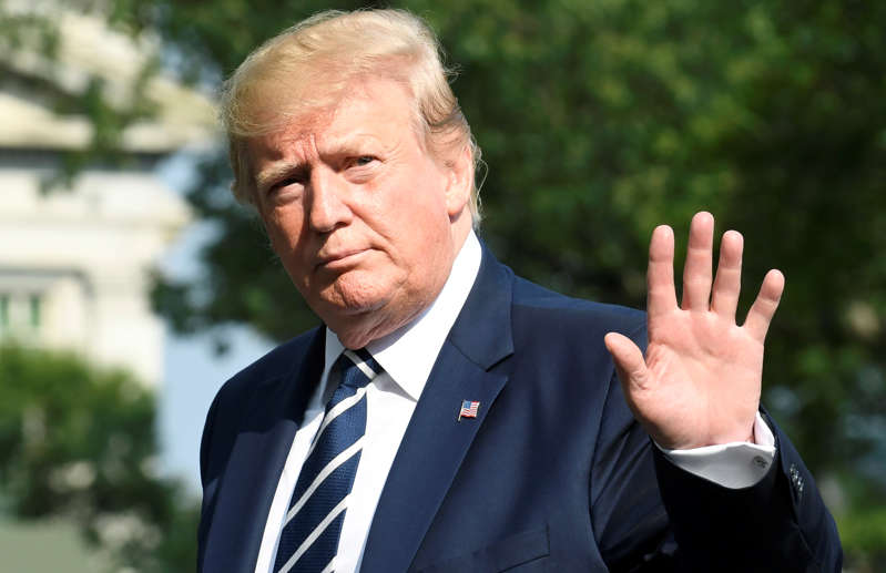 美国总统唐纳德·特朗普于2019年7月21日在新泽西州贝德明斯特的高尔夫俱乐部度周末回到美国华盛顿白宫后向媒体挥手致意.REUTERS / Mike Theiler