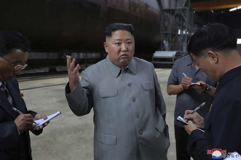在朝鲜政府于2019年7月23日星期二提供的未注明日期的照片中，朝鲜领导人金正恩（Kim Jong Un）在朝鲜未知地点检查即将部署的新建潜艇时发表讲话。 朝鲜官方媒体周二的报道是在朝鲜表示可能解除其为期20个月的核和导弹试验暂停以抗议美国和韩国之间预期的军事演习之后的几天。 独立记者没有获得覆盖朝鲜政府分发的这张照片中描绘的事件的机会。 该图像的内容如提供的那样，不能单独验证。 来源提供的图像上的韩语水印读取：韩国中央通讯社的缩写“KCNA”。