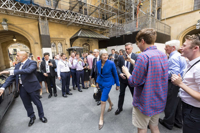 在英国下议院公布的这张照片中，英国首相特蕾莎梅在2019年7月24日星期三在伦敦举行的上一届总理提问后受到称赞。特丽莎梅已于周三向英国女王伊丽莎白二世提出辞职，清理道路让鲍里斯·约翰逊成为英国新总理。 （杰西卡·泰勒/下议院通过美联社）