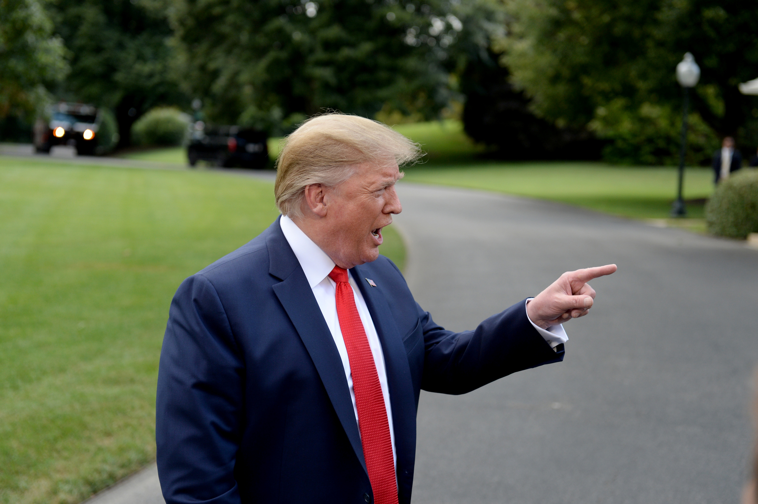 美国总统唐纳德特朗普在离开美国华盛顿的西弗吉尼亚州的白宫前于2019年7月24日向媒体发表讲话。路透社/ Mary F. Calvert