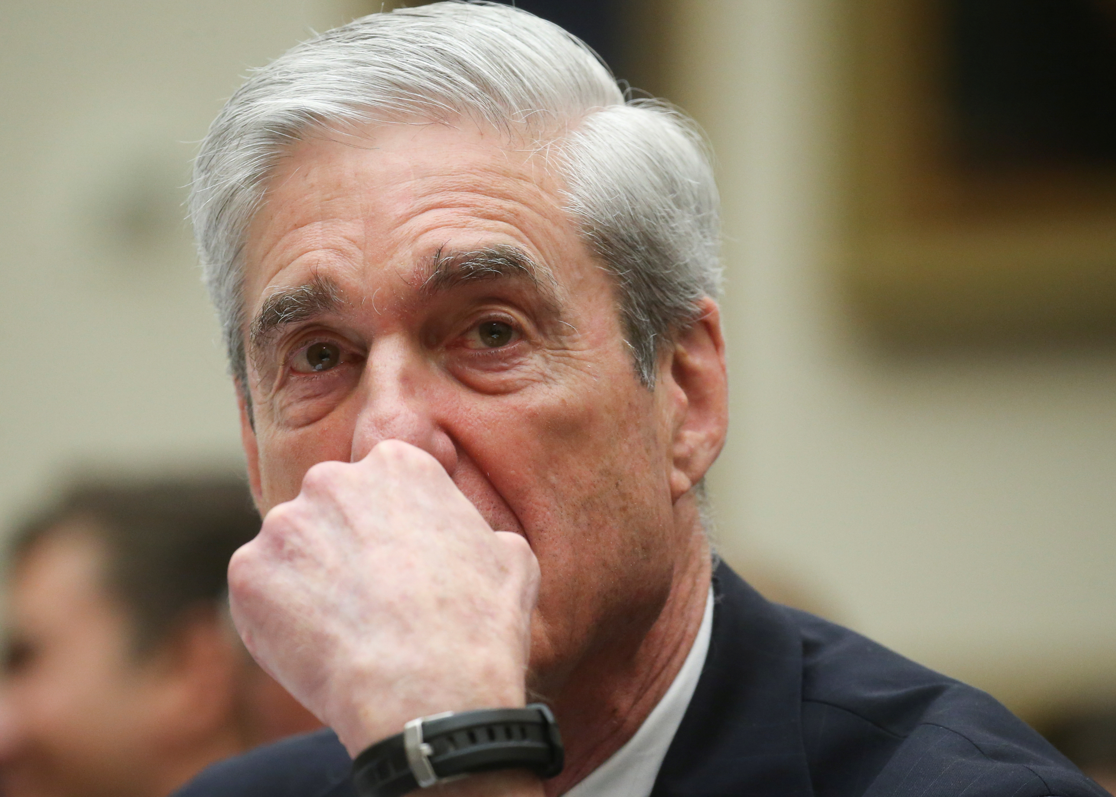 前特别顾问罗伯特·穆勒在2019年7月24日美国华盛顿举行的众议院司法委员会听证会上就特别顾问办公室在2016年美国华盛顿国会山举行的总统选举中对俄罗斯干涉事件的调查作证时，听取了一个问题。路透社/ Leah Millis