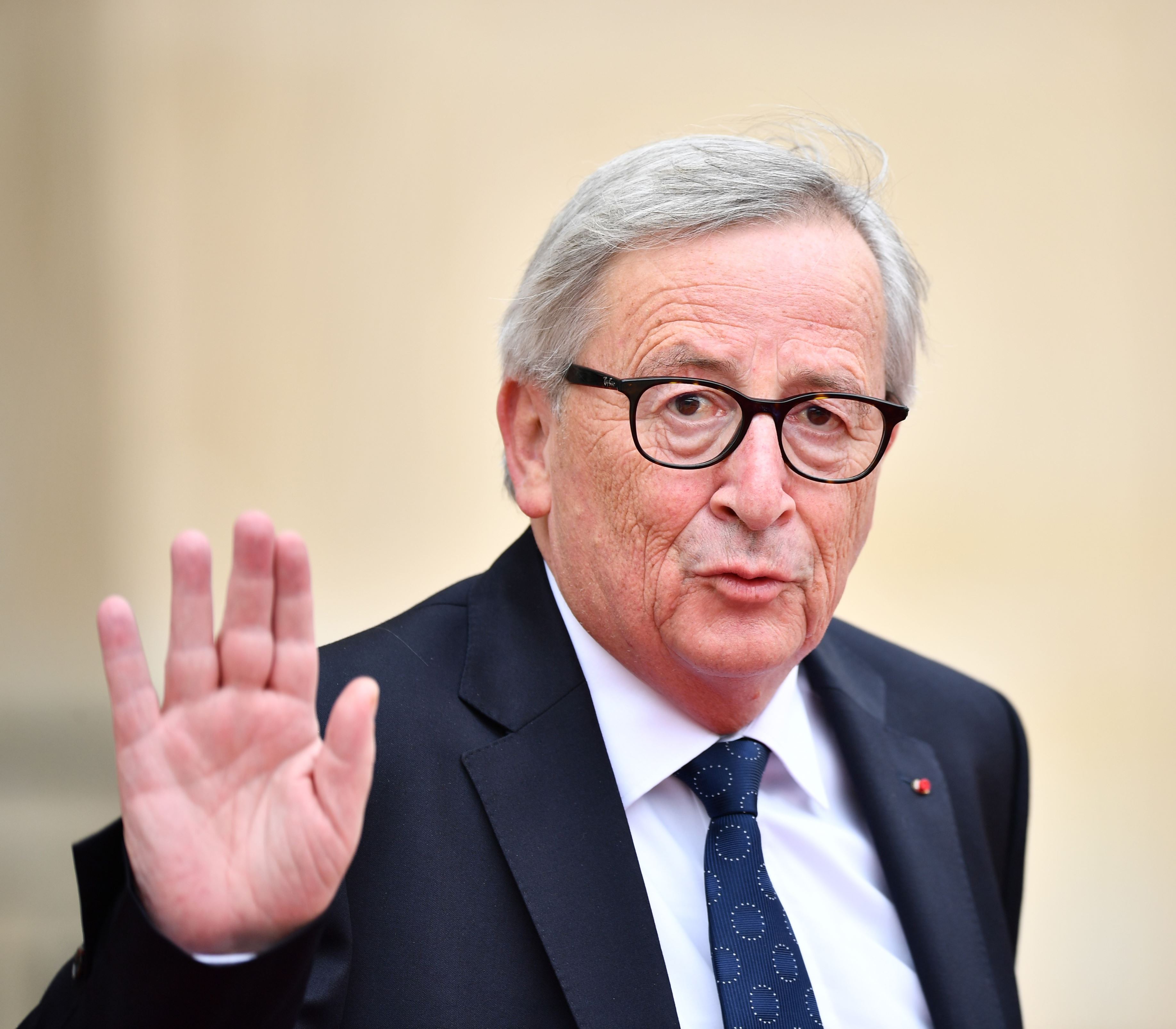 巴黎，法国 -  7月14日：欧洲委员会主席让 - 克洛德·容克在2019年7月14日在法国巴黎举行的年度巴士底日阅兵式的欧洲倡议之后离开爱丽舍宫。（照片来自Mustafa Yalcin / Anadolu Agency / Getty Images）