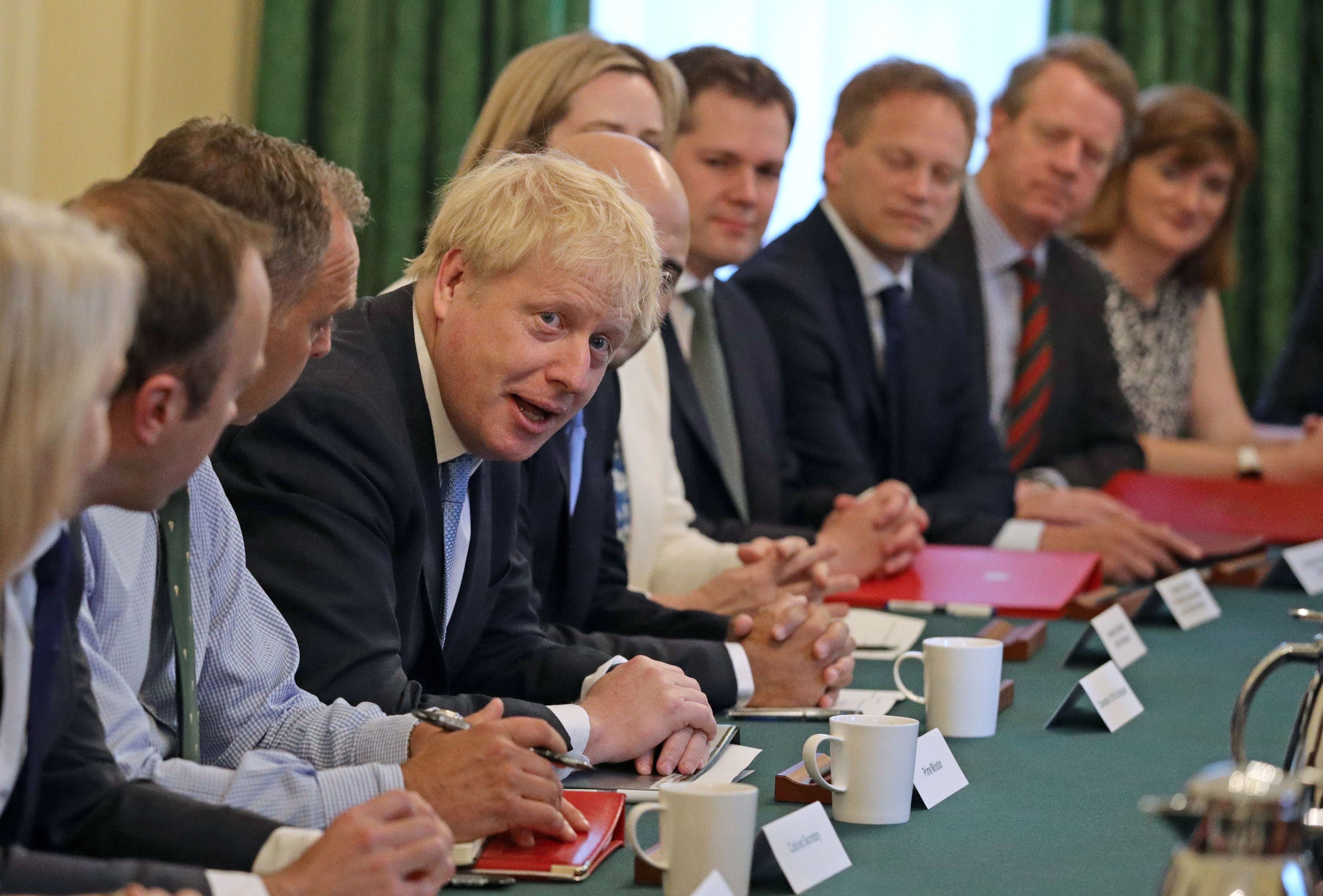 英国首相鲍里斯·约翰逊（左）于2019年7月25日在伦敦唐宁街10号举行首次内阁会议。 - 英国新任首相鲍里斯·约翰逊今天举行首次内阁会议，面临解决三年一遇的亟待解决的挑战三个月内脱欧危机。 （摄影：Aaron Chown / POOL / AFP）（图片来源应为AARON CHOWN / AFP / Getty Images）