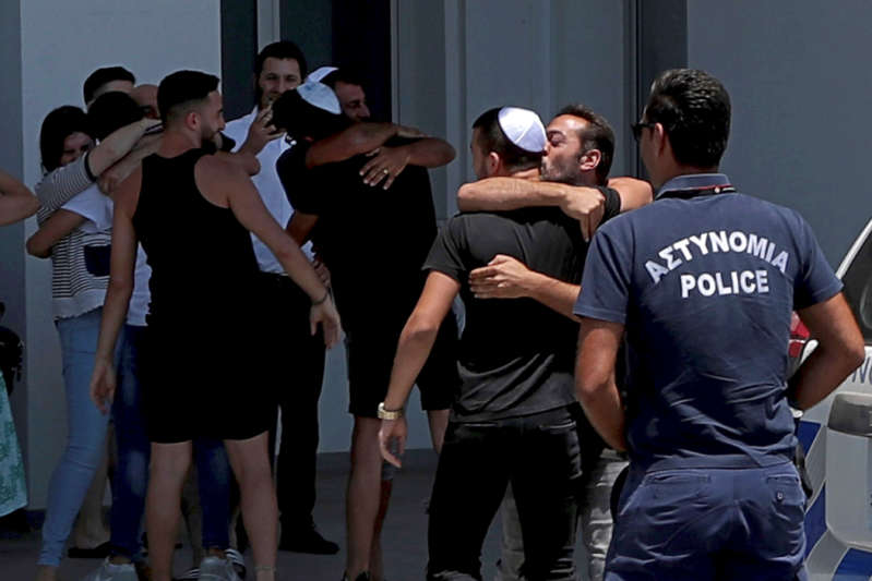 2019年7月28日，一名以色列少年在塞浦路斯东南部城镇帕拉利姆尼的法马古斯塔警察总部被释放后被亲属拥抱。
