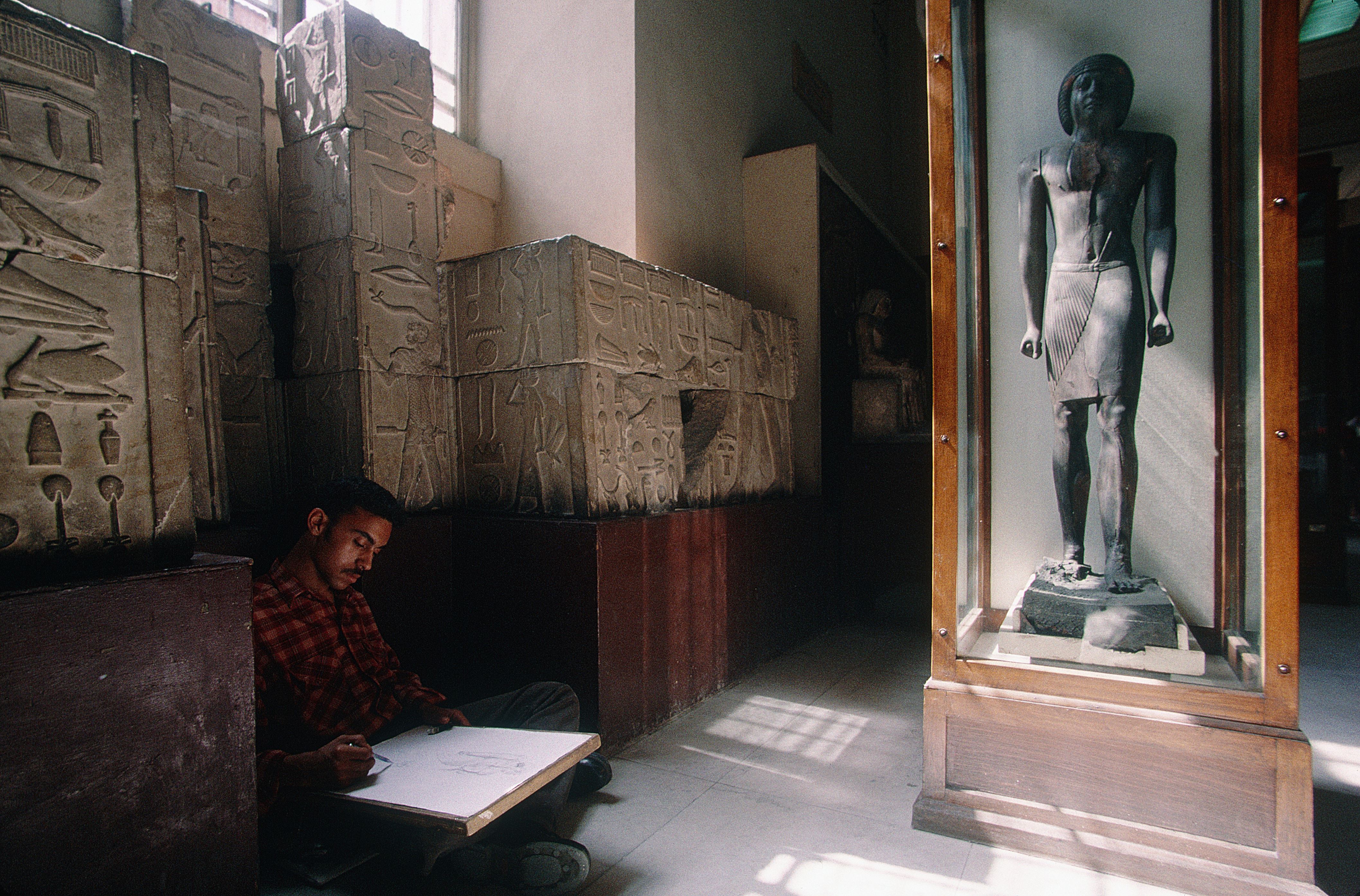 EGYPT, CAIRO, MUSEUM OF ANTIQUES, STUDENT DRAWING A STELA. (Photo by Sylvain GRANDADAM/Gamma-Rapho via Getty Images)