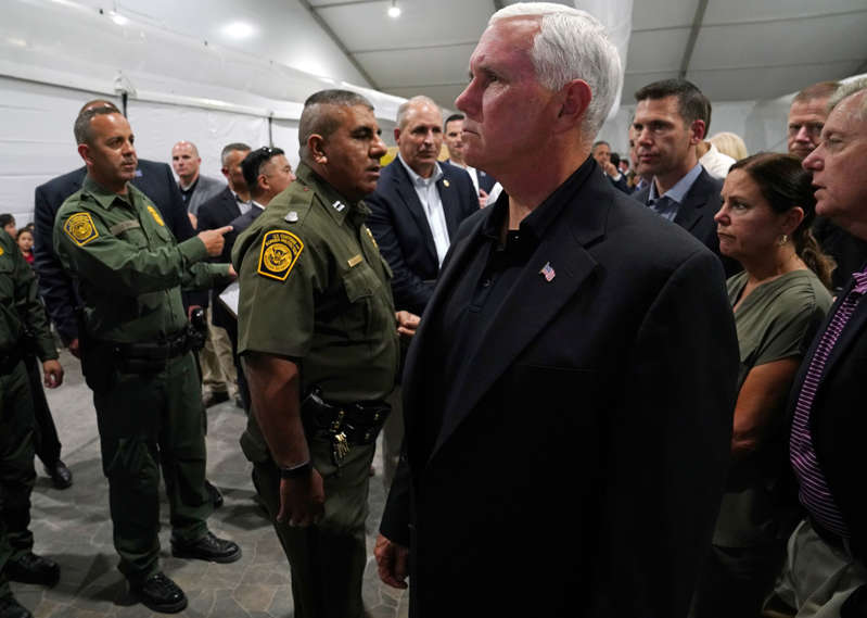 美国副总统Mike Pence于2019年7月12日在美国德克萨斯州Donna参观Donna Soft-Sided Processing Facility。路透社/ Veronica G. Cardenas