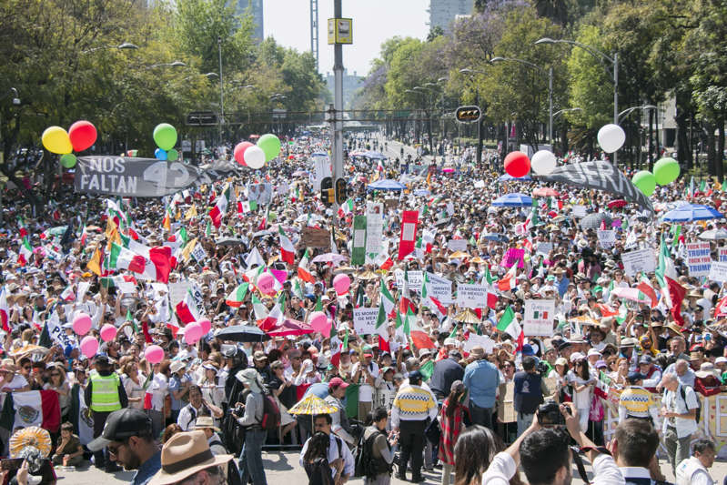 墨西哥人游行抗议特朗普的边界墙。