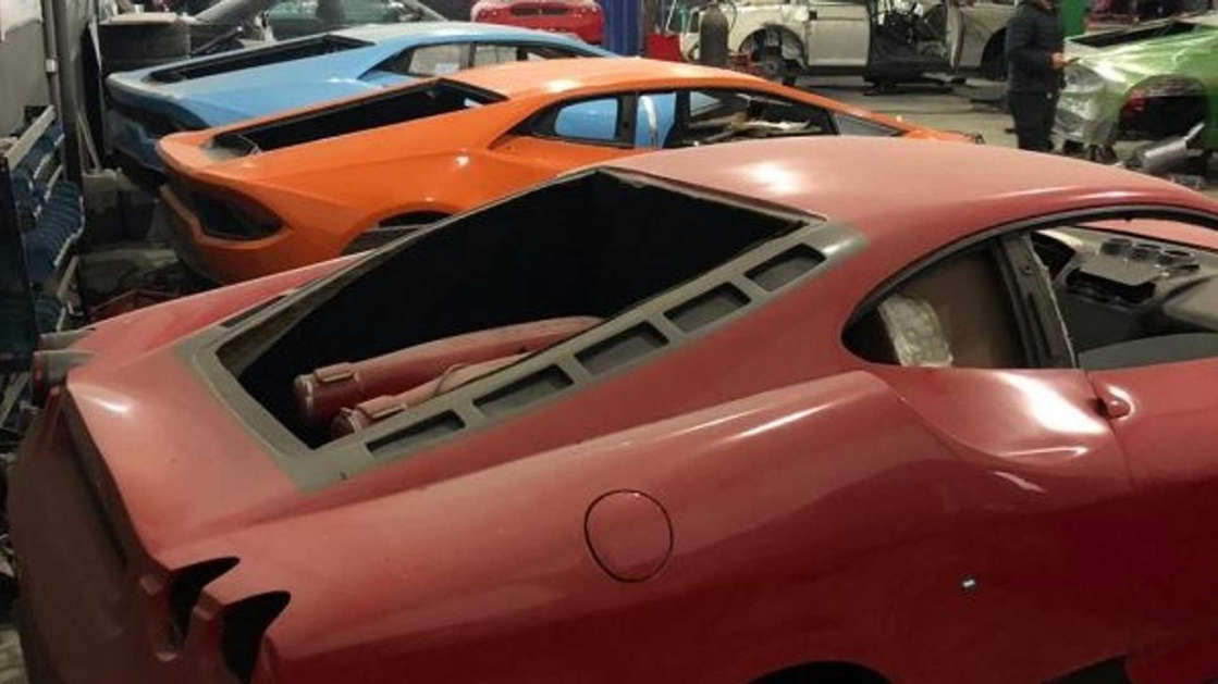 a car parked in a parking lot: Fábrica clandestina de Ferrari e Lamborghini
