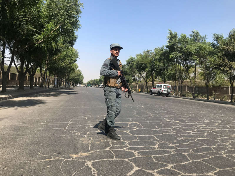 2019年7月19日，一名阿富汗警察在阿富汗喀布尔喀布尔大学附近发生爆炸现场。