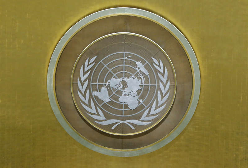 联合国会徽于2017年9月22日在美国纽约联合国总部举行的第72届联合国大会期间在联合国大会堂展出.REUTERS / Lucas Jackson