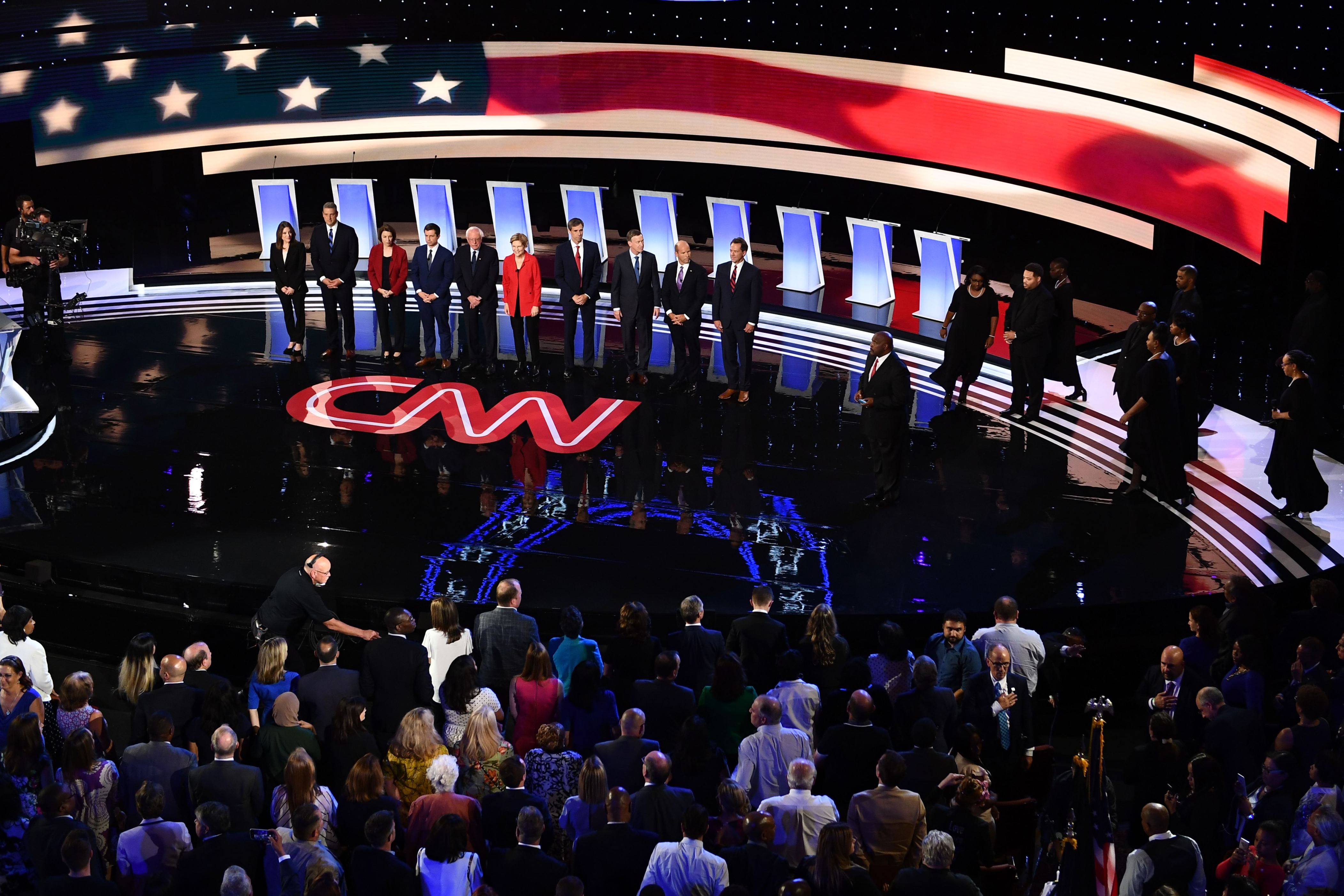 第1页，共21页：民主党总统候选人（LR）美国作家兼作家玛丽安·威廉姆森，俄亥俄州第13届国会选区美国代表蒂姆·瑞安，美国明尼苏达州参议员，印第安纳州南本德市市长艾米·克鲁布查尔，美国佛蒙特州伯尼参议员皮特·布蒂格桑德斯，美国马萨诸塞州参议员伊丽莎白沃伦，德克萨斯州第16届国会选区贝托奥罗克的美国代表，前科罗拉多州州长约翰希肯洛珀，马里兰州第6届国会选区约翰德莱尼的前美国代表，蒙大拿州州长史蒂夫布洛克站在舞台前2019年7月30日，美国有线电视新闻网在密歇根州底特律的福克斯剧院举办了2020年总统竞选季的第二轮民主党初选辩论。（照片来自Brendan Smialowski /法新社）（照片来源应为BRENDAN SMIALOWSKI / AFP / Getty Images）