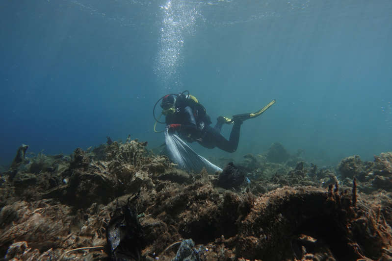 2019年6月30日，环境组织Aegean Rebreath的一名志愿者潜水员从希腊萨拉米纳岛附近的海底抬起鬼网。