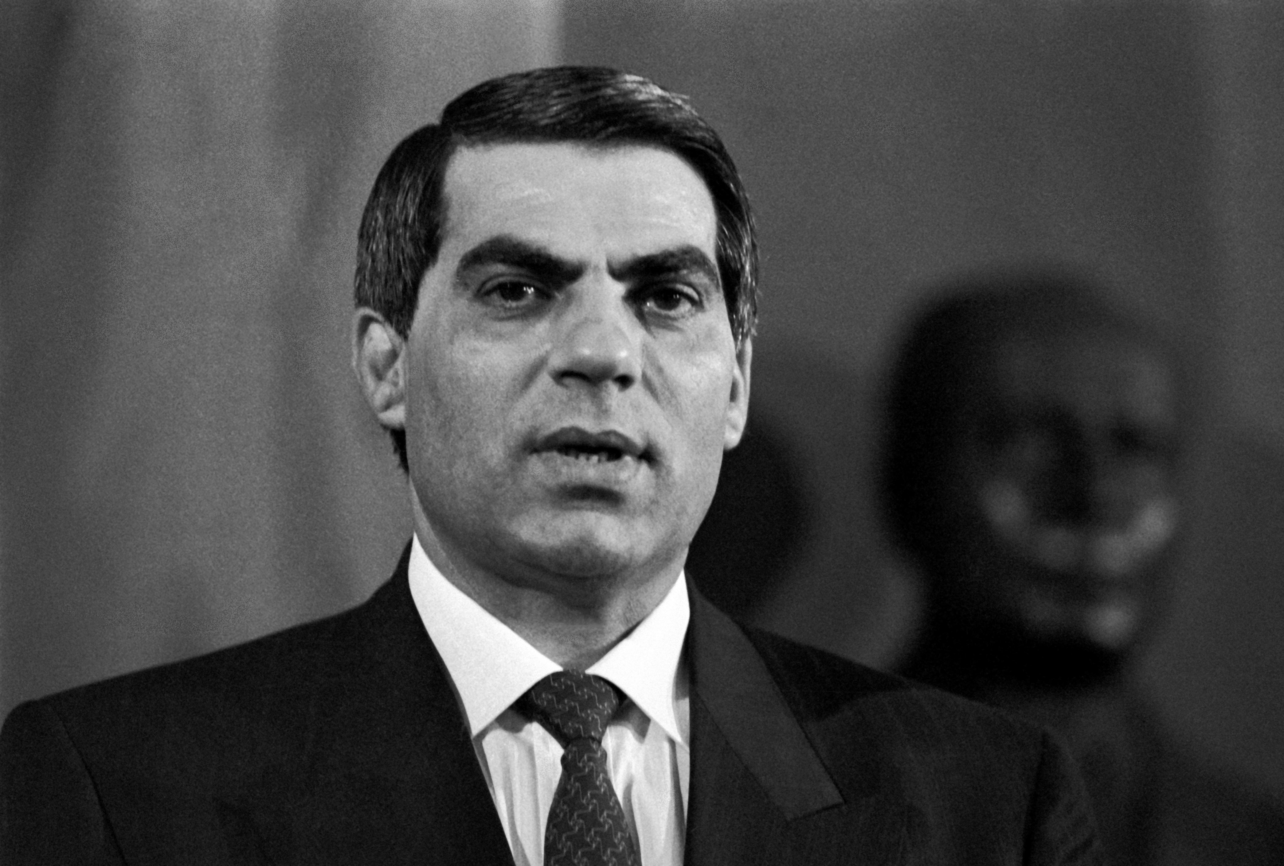 فيديو للتاريخ وصول زين العابدين بن علي الراحل إلى السلطة يوم 7 نوفمبر 1987 Youtube