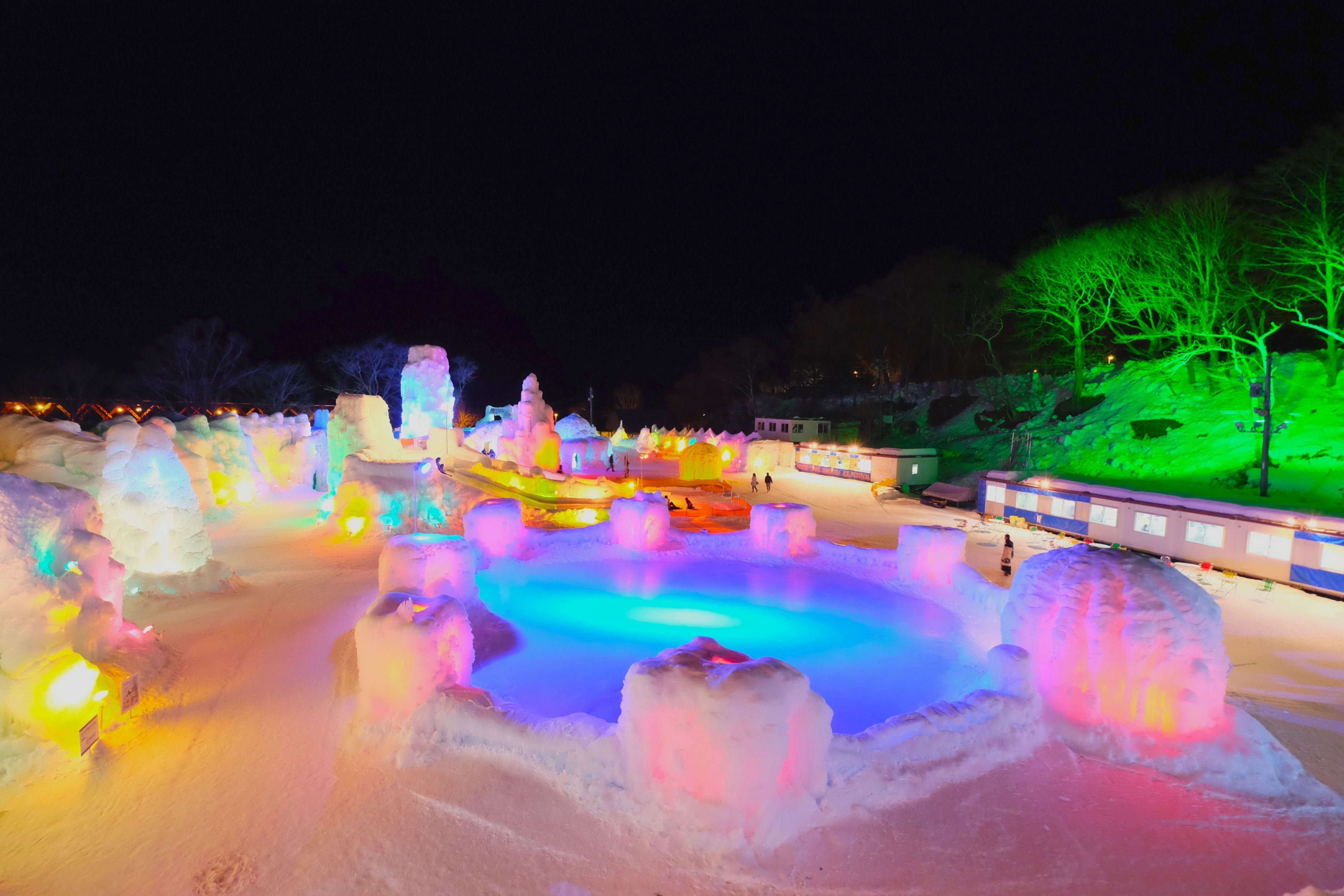 雪と氷のイルミネーション 日本の幻想的な 冬の祭典