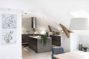 Dachgeschossküchen lässt man am besten vom Schreiner an die jeweiligen Platzverhältnisse anpassen. 
