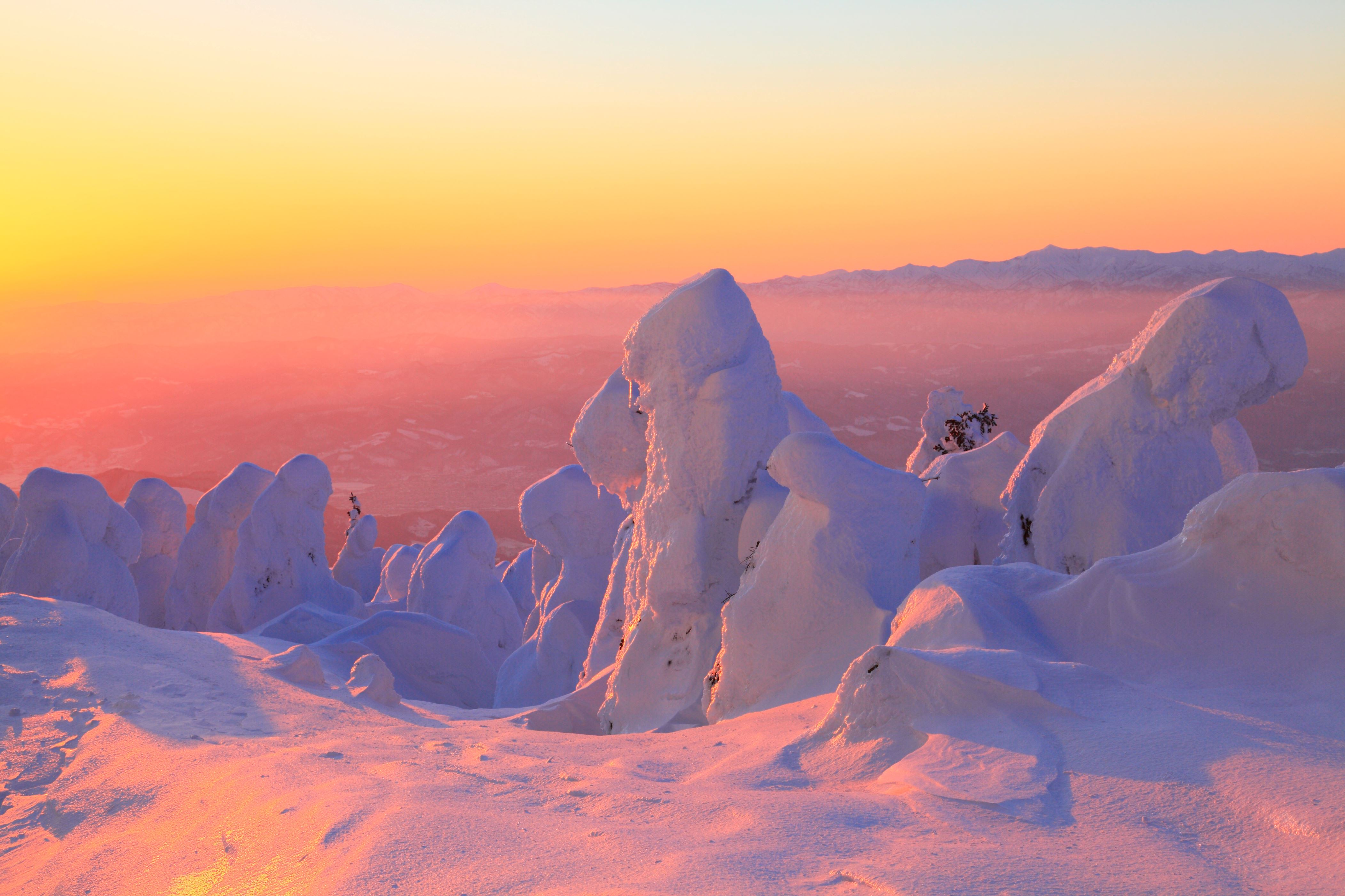 雪と氷のイルミネーション 日本の幻想的な 冬の祭典