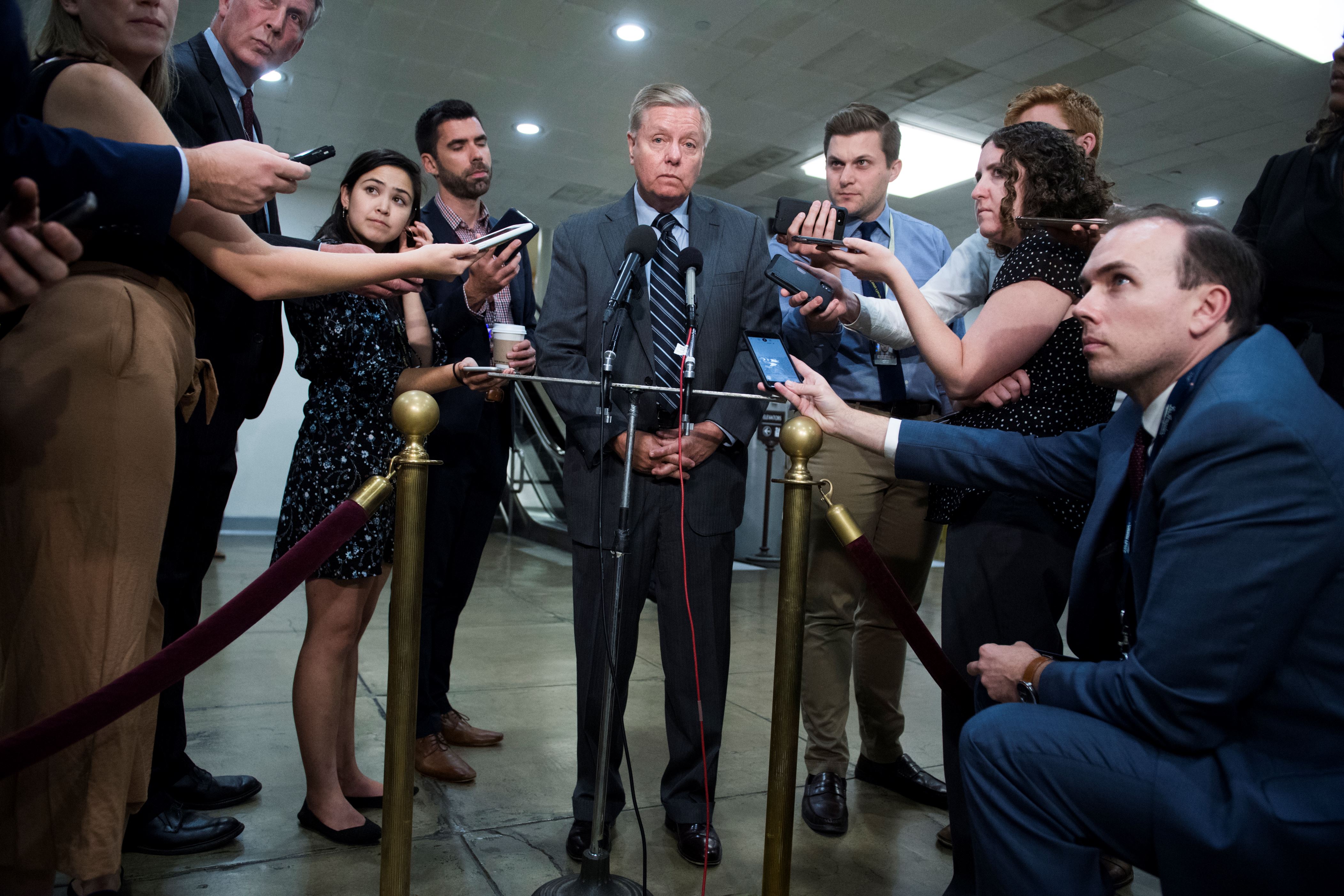 美国-9月25日：在2019年9月25日星期三与所有参议员就伊朗情况进行简报后，参议员林赛·格雷厄姆（S.Lindsey Graham，RS.C.）在地下室国会大厦与记者进行了交谈。 Inc（通过Getty Images）