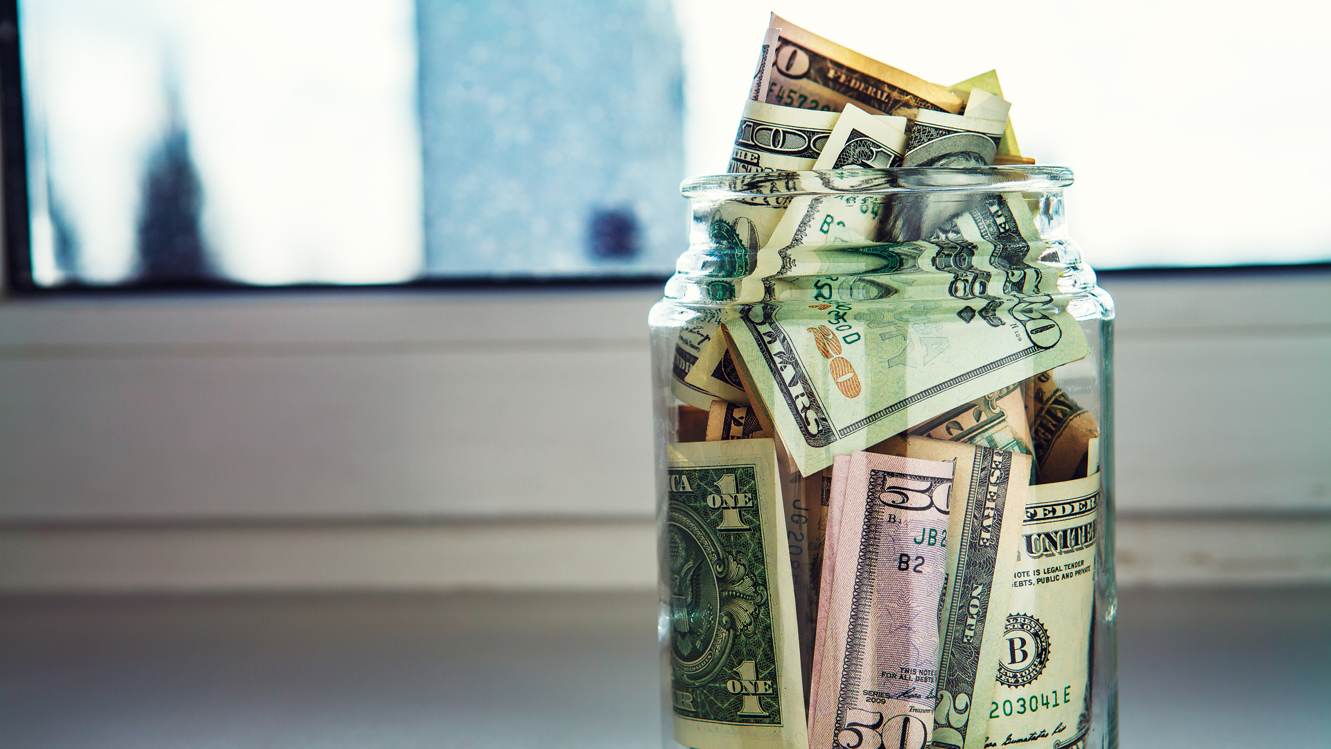 Money method. Деньги. Банка с деньгами. Деньги креативное фото. Деньги креатив.