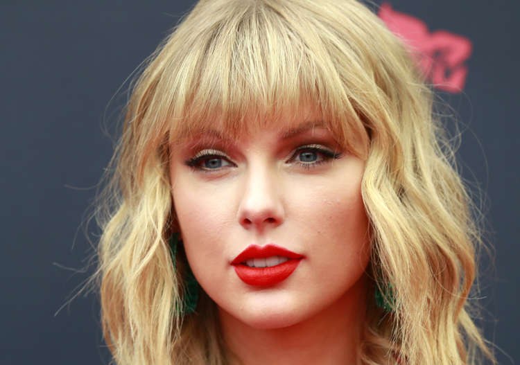 Taylor Swift Has Laser Eye Surgery