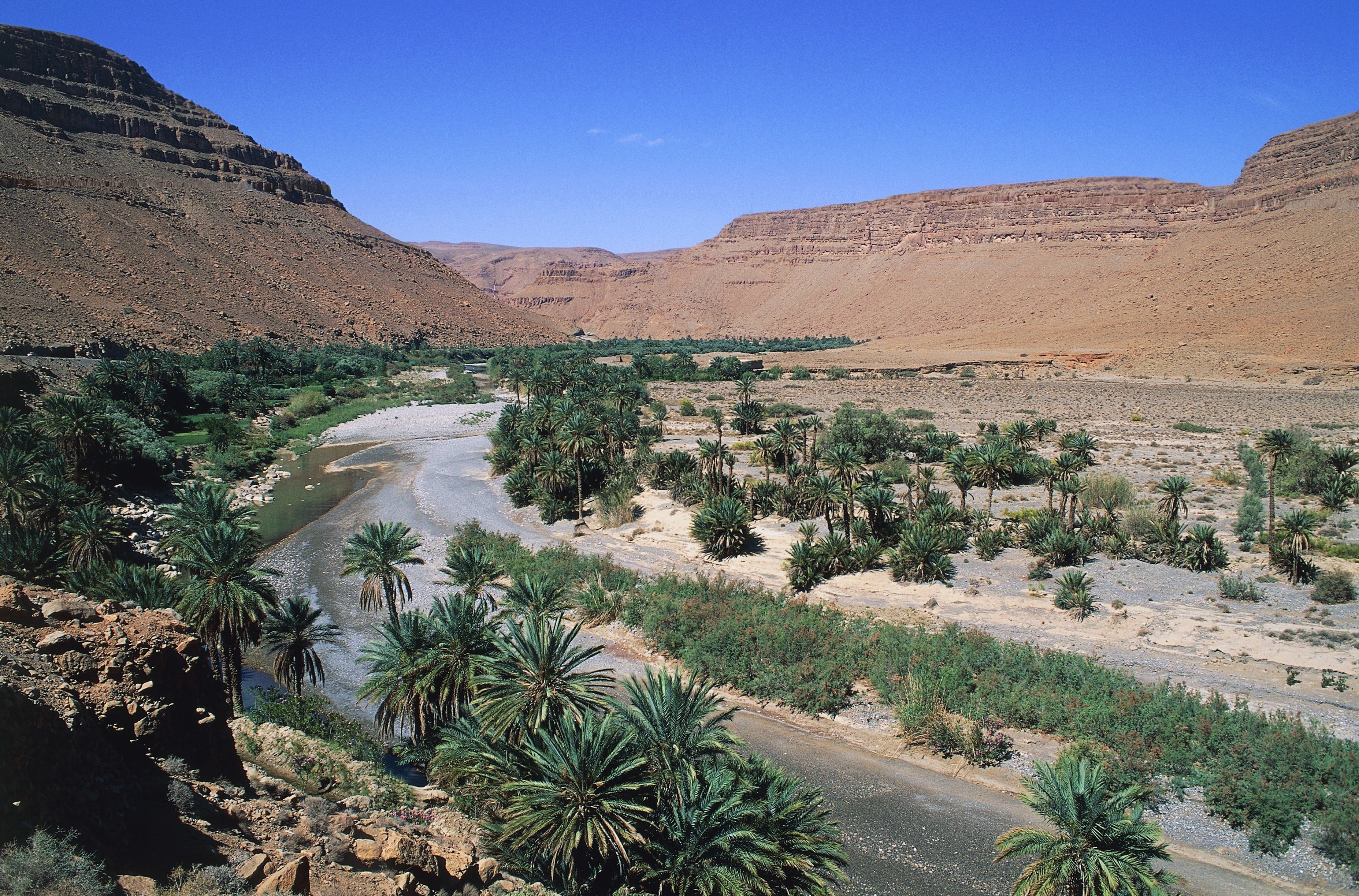 ����� 6 �� 16: MOROCCO - JUNE 15: The Ziz River, Tafilalt oasis, Sahara Desert, Morocco. (Photo by DeAgostini/Getty Images)
