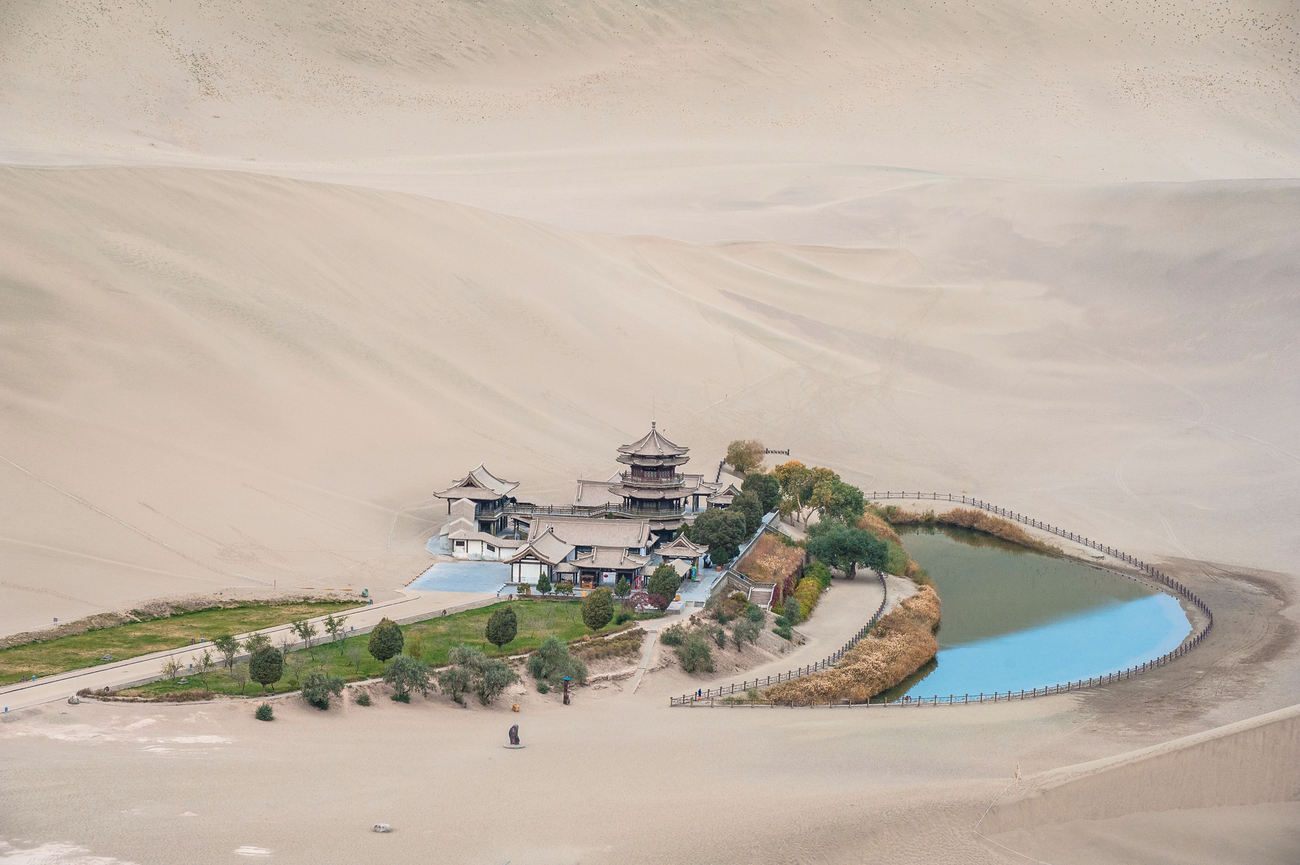 ����� 1 �� 16: Crescent Moon Spring and the pavilion, Dunhuang of China
