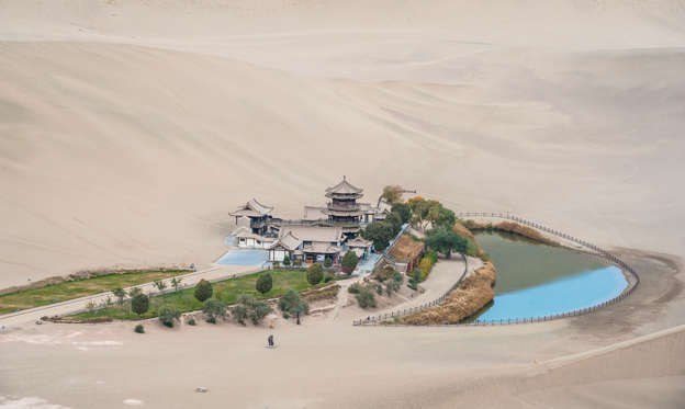 1./16 dia: Crescent Moon Spring and the pavilion, Dunhuang of China