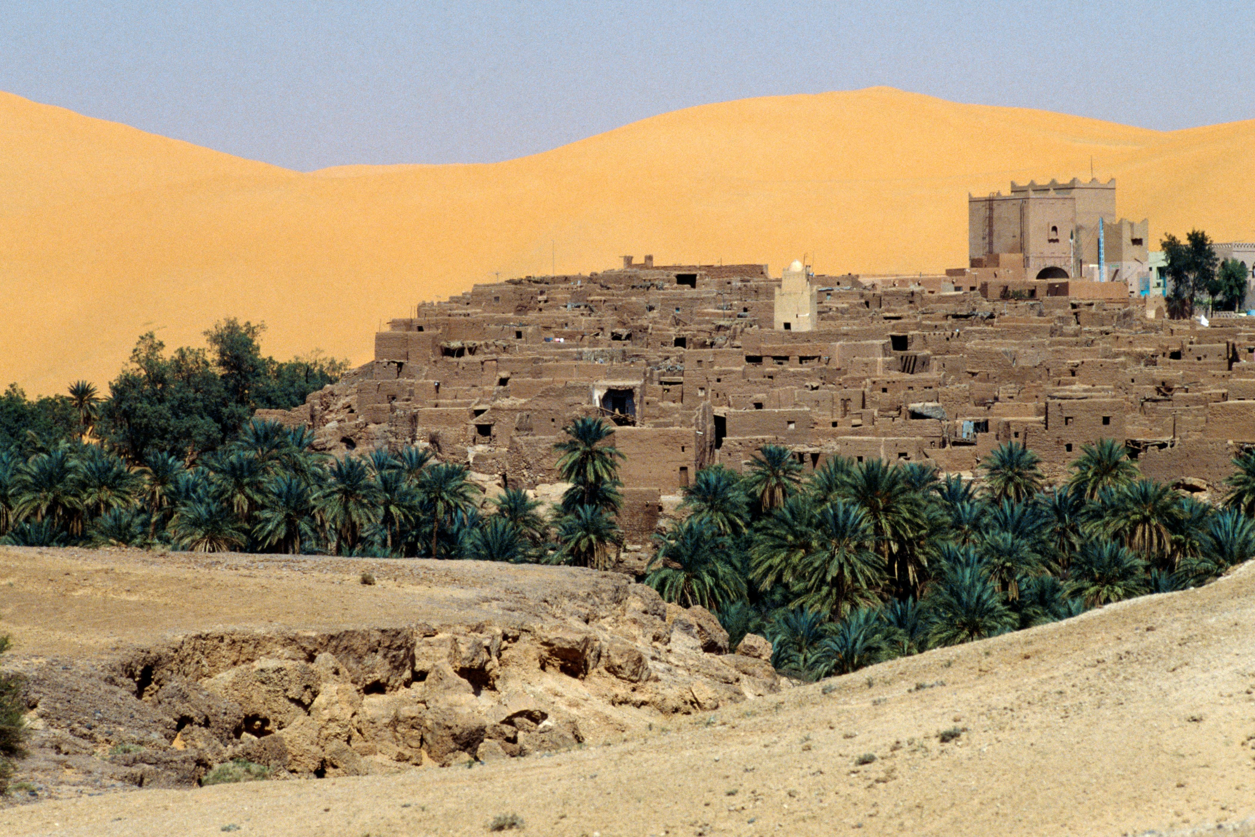 ����� 16 �� 16: ALGERIA - MAY 05: View of the ksar overlooking the Oasis of Taghit. Algeria, 11th century. (Photo by DeAgostini/Getty Images)