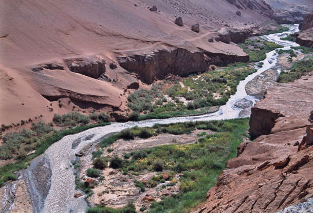 Слайд 8 из 16: China, Xinjiang Province, Turpan, river flowing through the Turpan Valley - stock photo